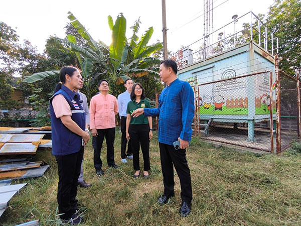 ผู้ว่าฯ นนทบุรี ลงพื้นที่ตรวจสอบเครื่องวัดค่าฝุ่นในเขตปากเกร็ด