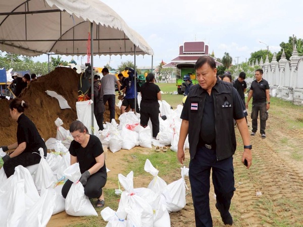 ๗ พฤศจิกายน ๒๕๖๘ ร่วมใจบรรจุกระสอบทราย ป้องกันน้ำท่วมนครปากเกร็ด